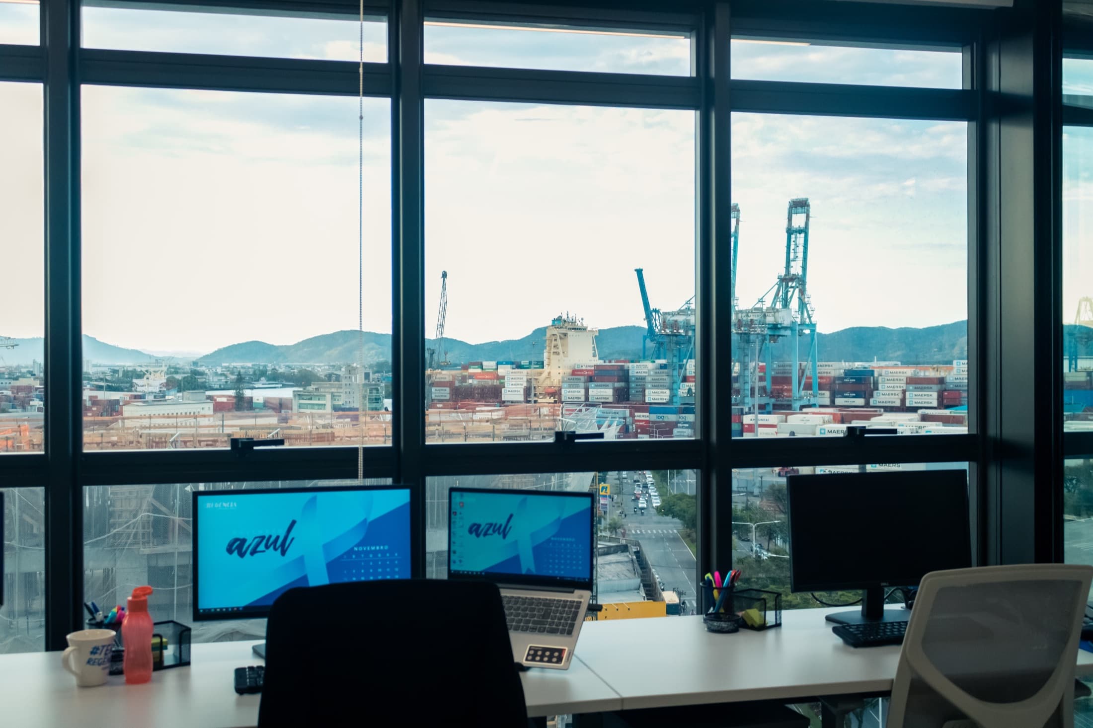 Mesa de trabalho da Regência com vista para o terminal de contêineres do porto de Itajaí